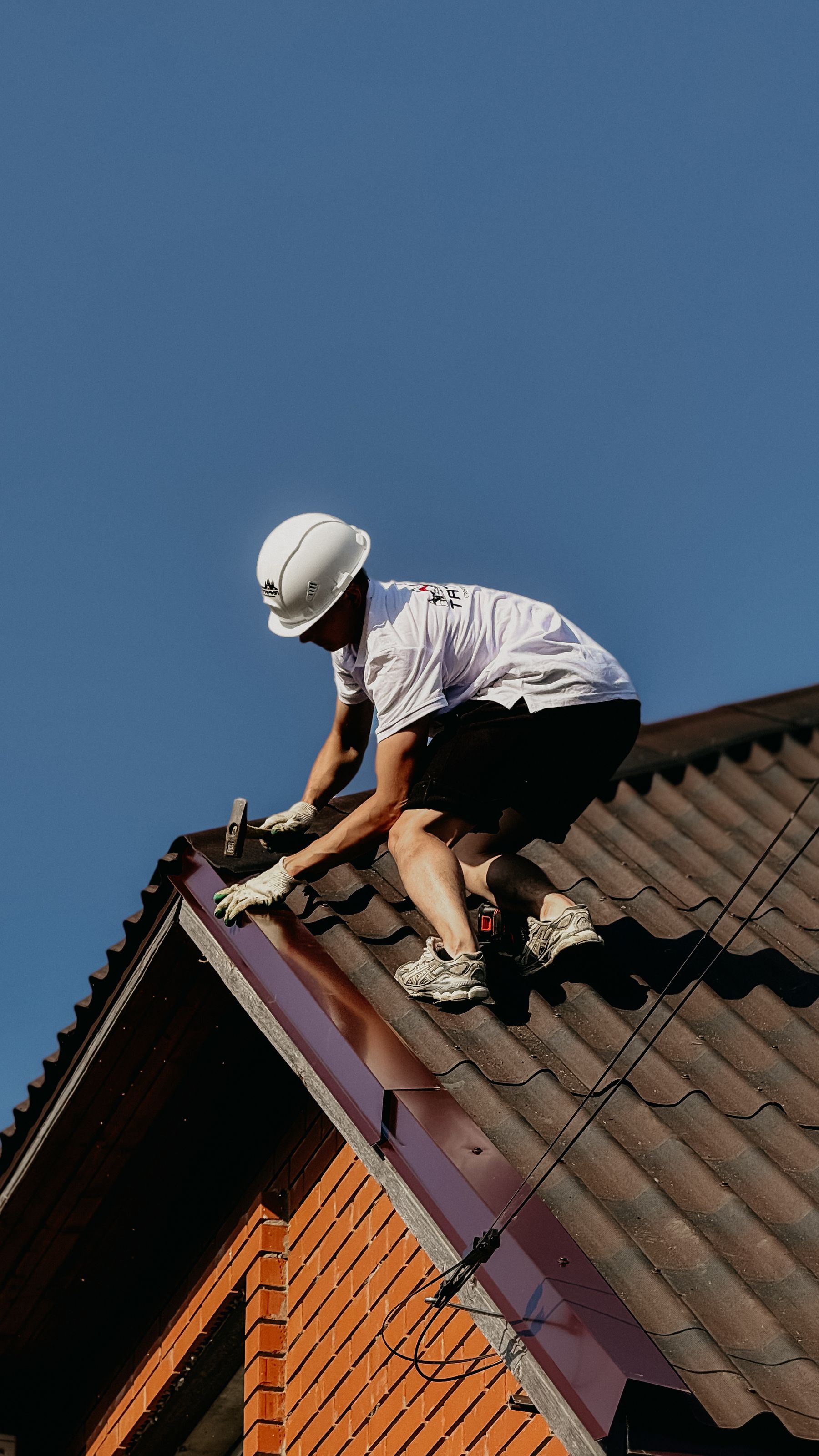 Reparatur am Dachrand